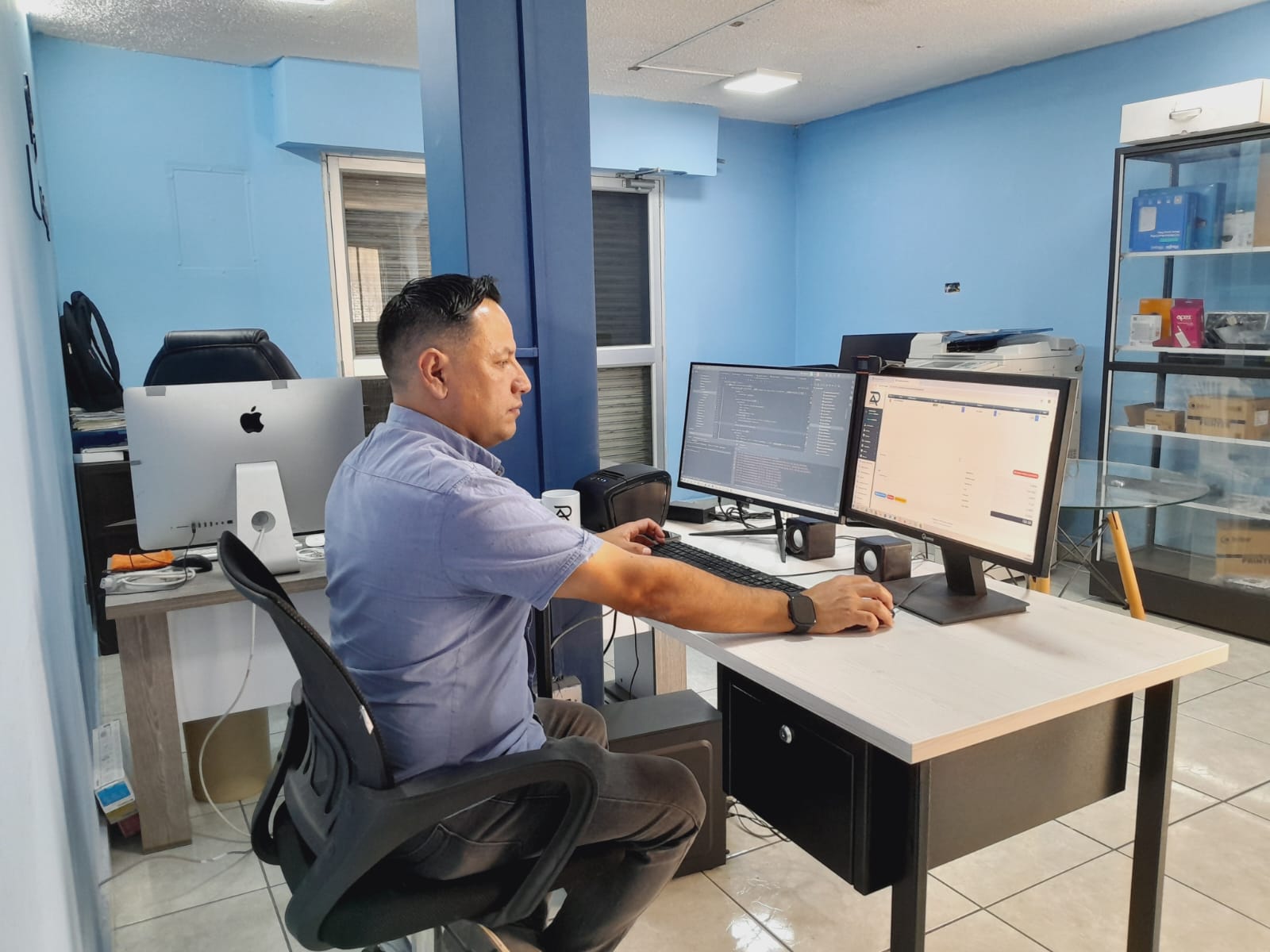 Técnico de Arka realizando mantenimiento especializado