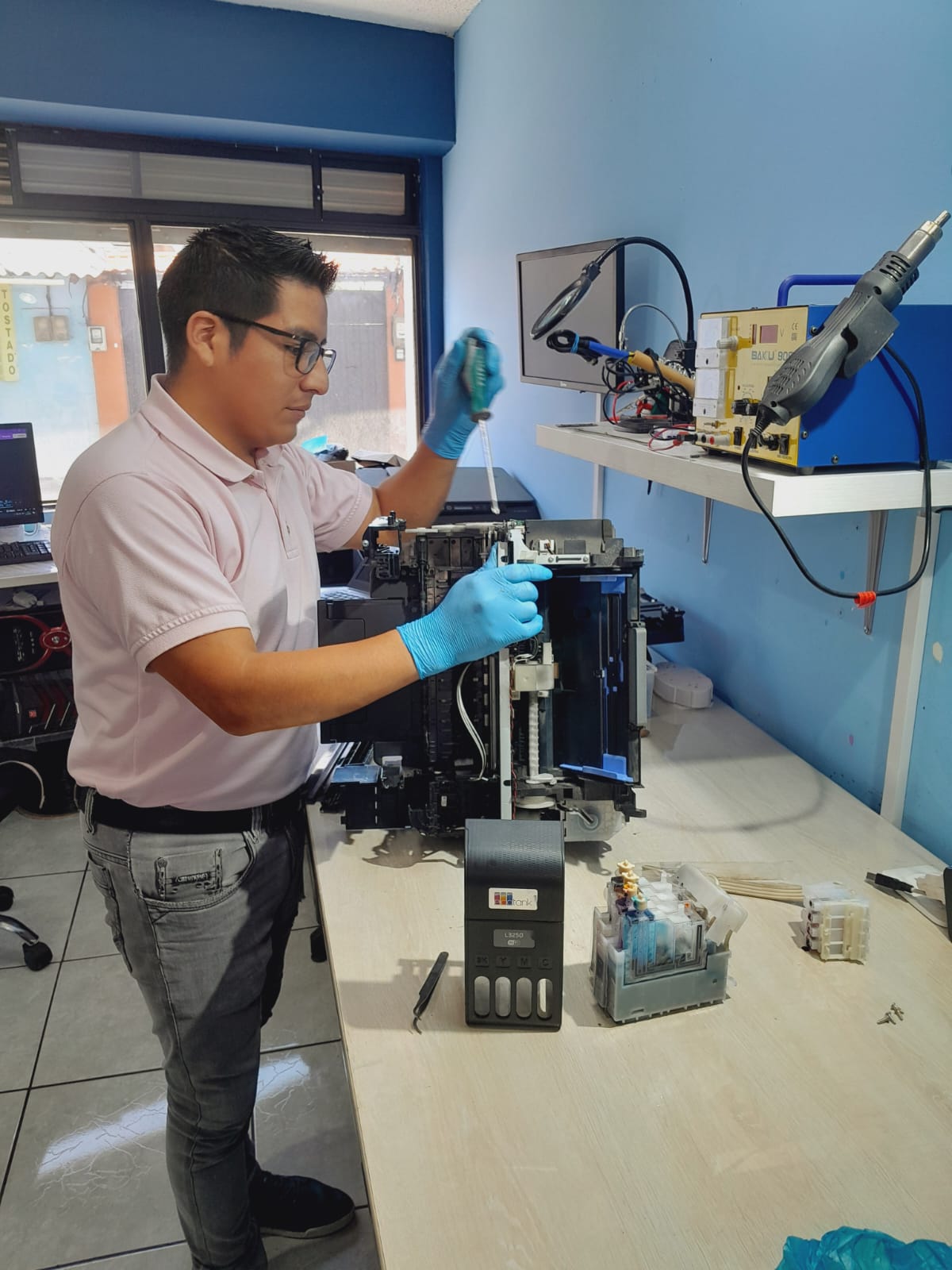 Profesional de Arka monitoreando operación tecnológica