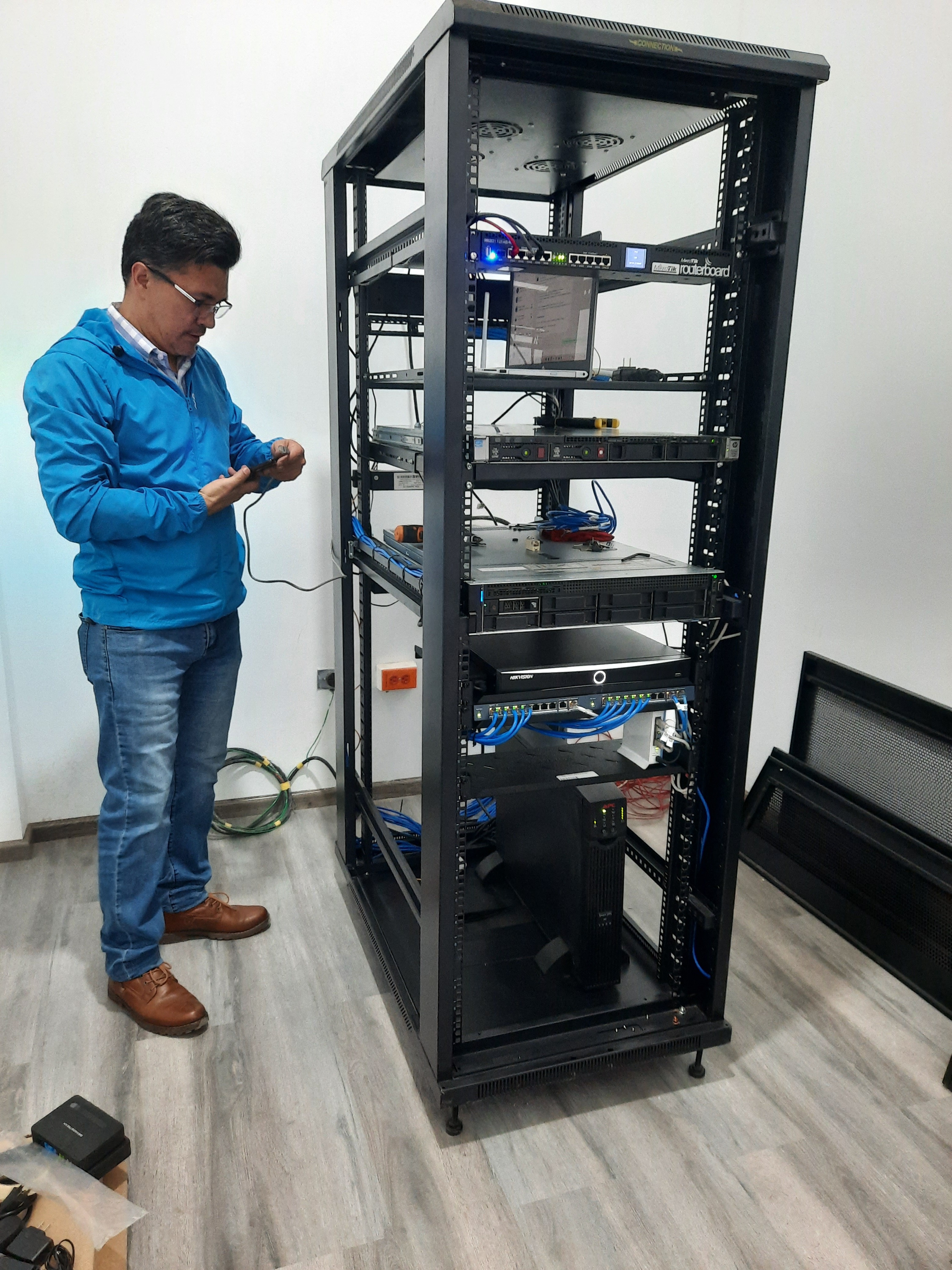 Ingeniero de Arka trabajando en rack de servidores